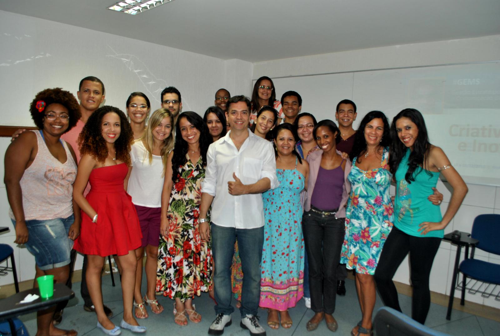 Pedro Cordier, professor da disciplina CRIATIVIDADE E CONECTIVIDADE, com a turma do MBA do #GEMS